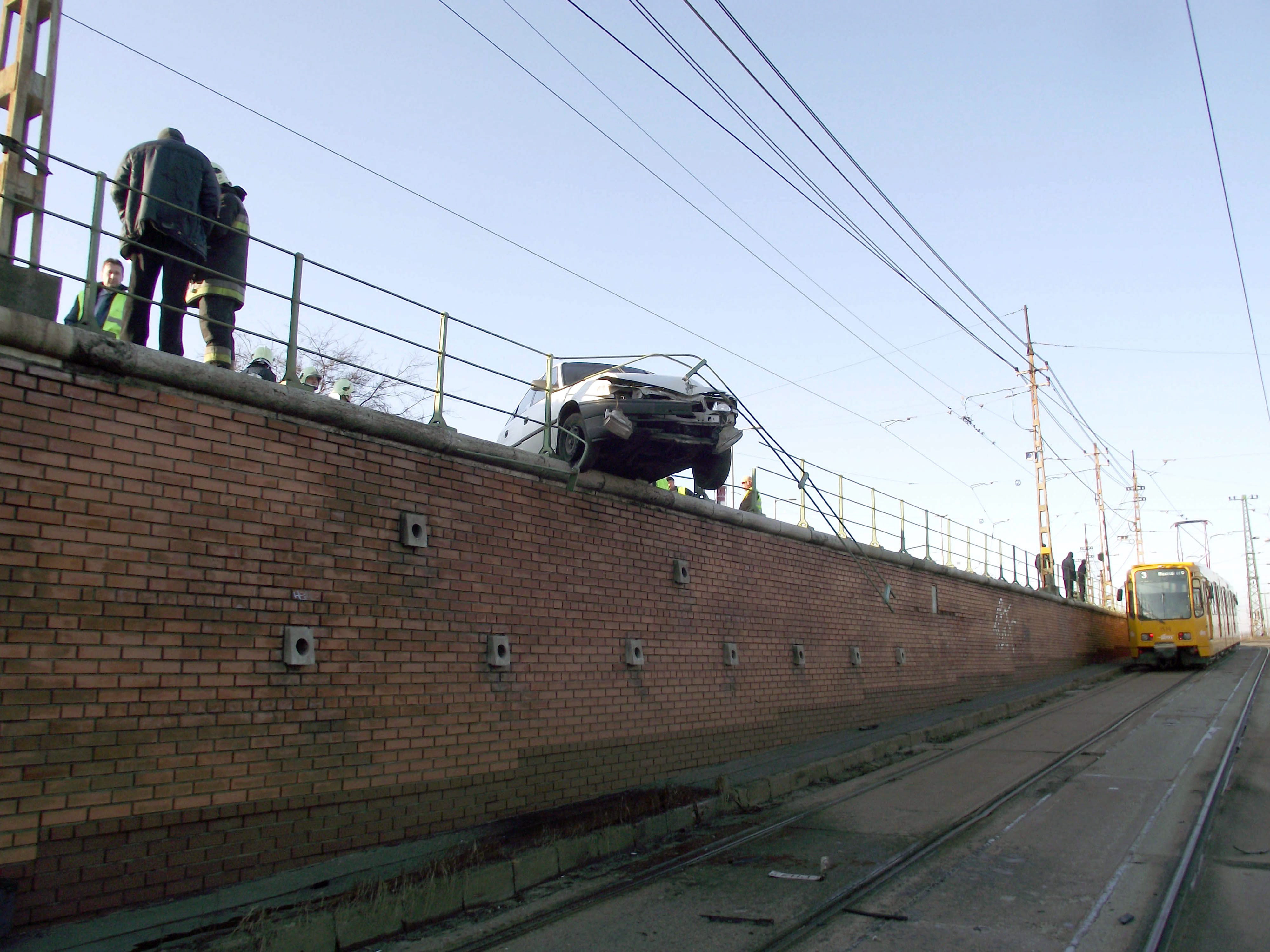 Az autó belógott a sínek fölé<br>(fotó: Mihádák Zoltán MTI)