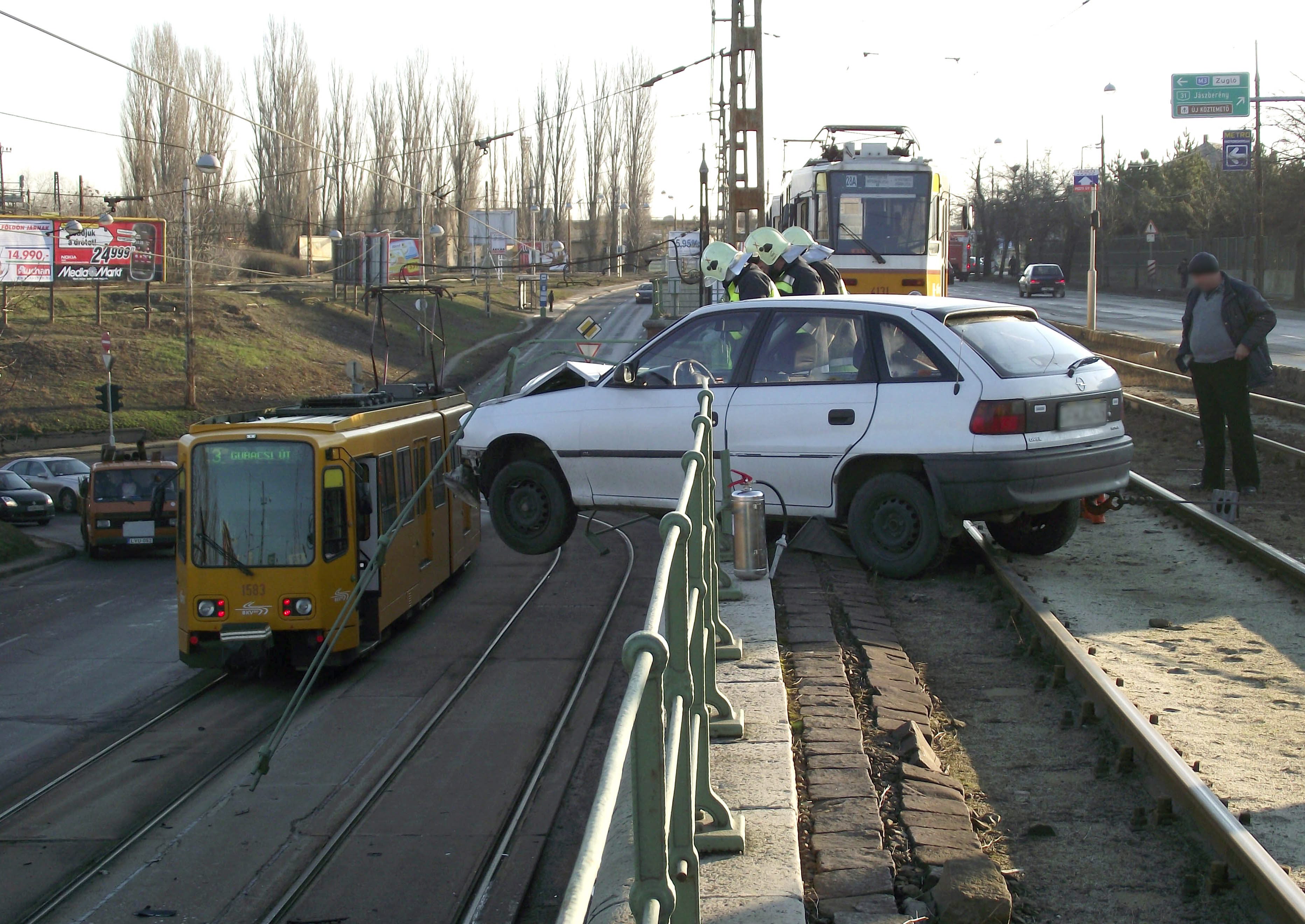 A síneken rekedt autó miatt nem közlekedtek reggel a villamosok<br>(fotó: Mihádák Zoltán MTI)