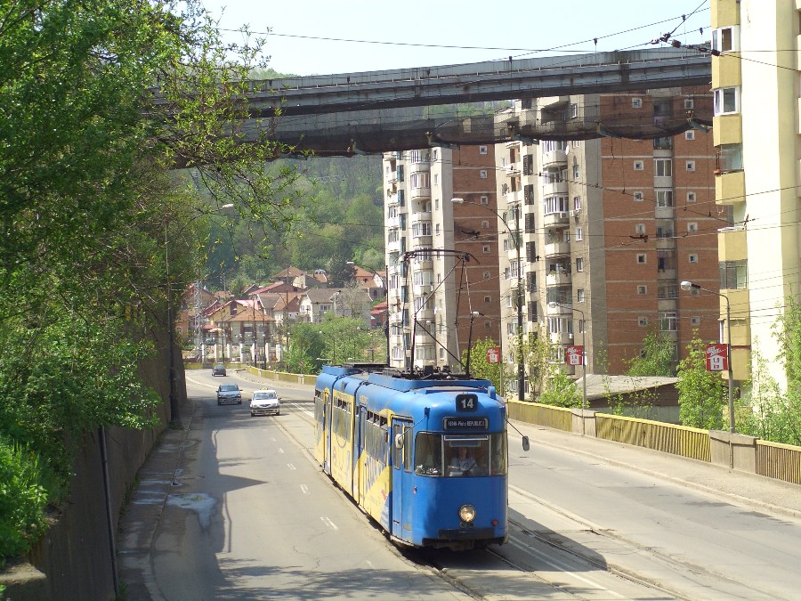 A 14-es kocsi egy leállított kötélpálya alatt halad. A képek 2010-ben készültek