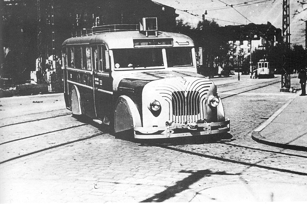 Sínautóbusszá átépített Mávag „Harcsa” Budapesten<br>(forrás: A főváros tömegközlekedésének másfél évszázada, Budapest, 1987)