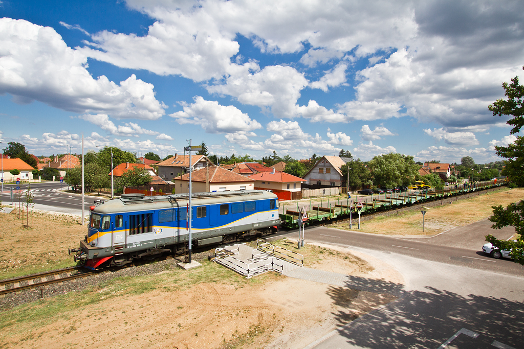 Az első napon a train Hungary Sulzere segítségével síneket húztak le az új vágányhoz<br>(fotók: Vörös Attila)