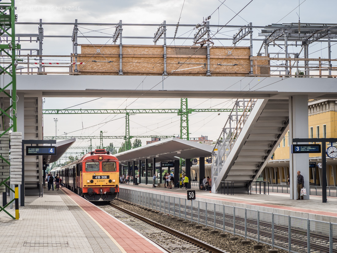 A felüljáró olyan, mint áprilisban volt. Alatta egy Kék hullám áll meg utascserére