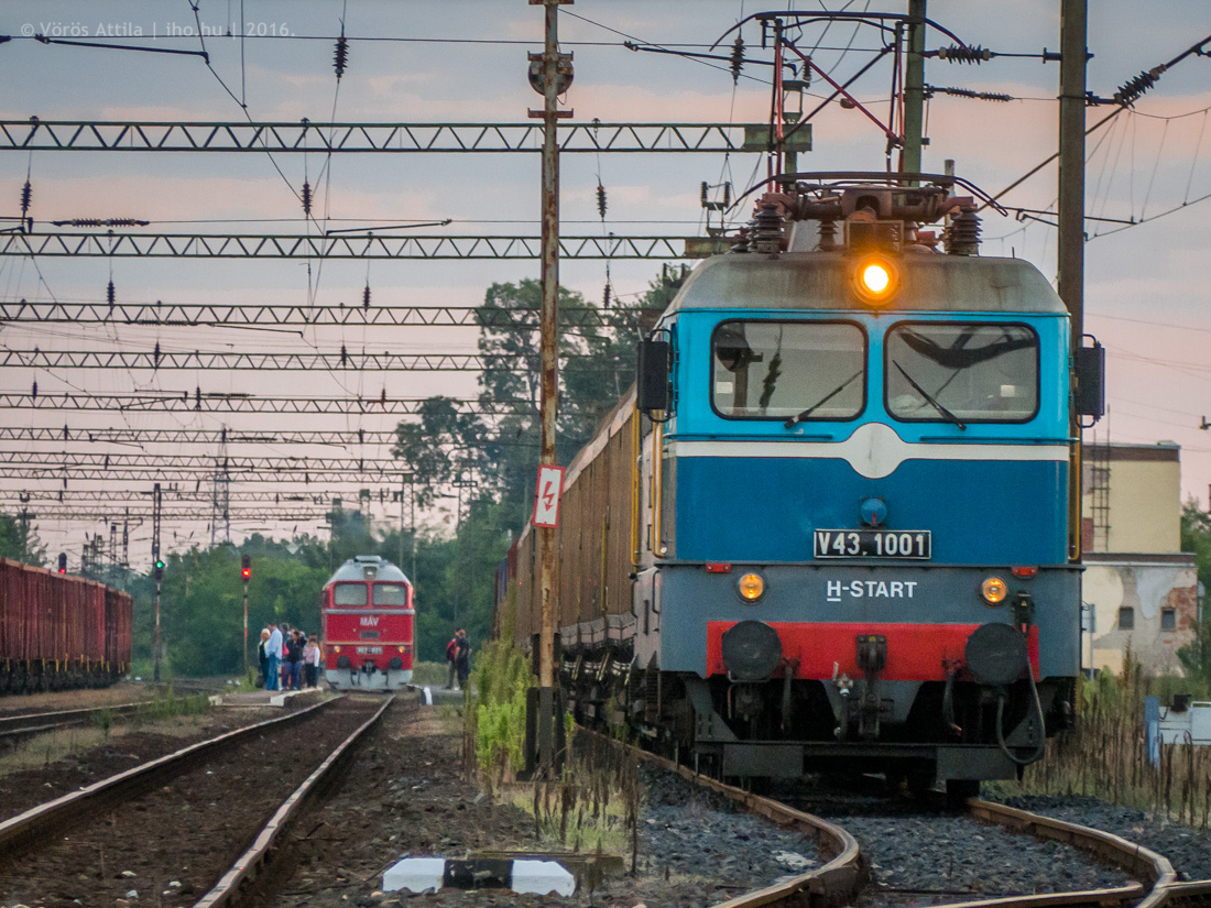 Tisztes távolból szemléli a Szergej a Szilit. Az első V43-as sajnos előbb elhúzott az állomásról, mint hogy a Szergej ráálljon a vonatára – akkor jobb együttállást is fotózhattunk volna