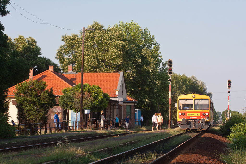 Szombat délután is szinte teltházzal közlekednek a bézés és a Csörgővel vontatott kétkocsis vonatok is