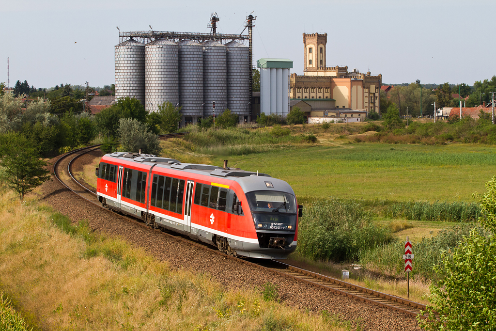 Desiro gyorsít Jánoshalmáról Baja felé<br>(fotók: Vörös Attila)