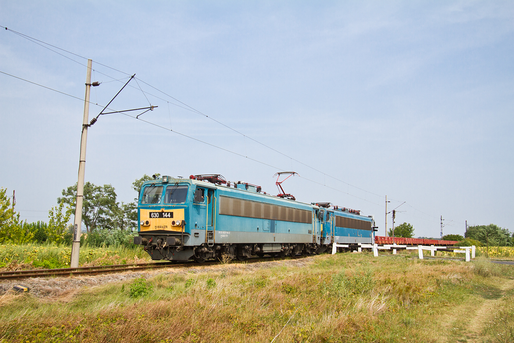 Orosházáról Nyékládházára tartó üres szerelvény halad a hatvani deltán. Ennek a vonatnak pont nem lenne szüksége rá, de Hatvan-rendezőben a 144-es Gigantot leakasztották (mögötte a 028-as van), hogy az első képen szereplő somosi teher élére álljon