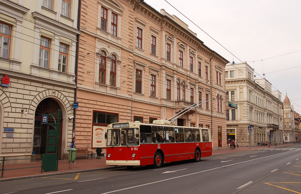 A mozgókönyvtárt (is) szállító nosztalgiajárat a Széchenyi téren<br>(fotó: Fritz Gergely)