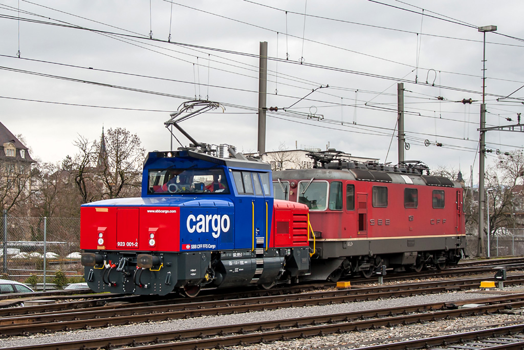 Január 27-én az SBB egyetlen 25 kV / 50 Hz frekvenciájú szakaszán, Basel SBB és Basel St. Johann között tesztelték az Eem 923 001-est, a 80 tonnás Re 4/4 II 11257-es pályaszámú villamos mozdonyt vontatva. Bő öt évvel korábban a MÁV első Flirt motorvonata is itt futott legelőször önerőből<br>A képre kattintva fotógaléria nyílik a magazinból kimaradt felvételekből<br>(fotó: Thomas Stutz)