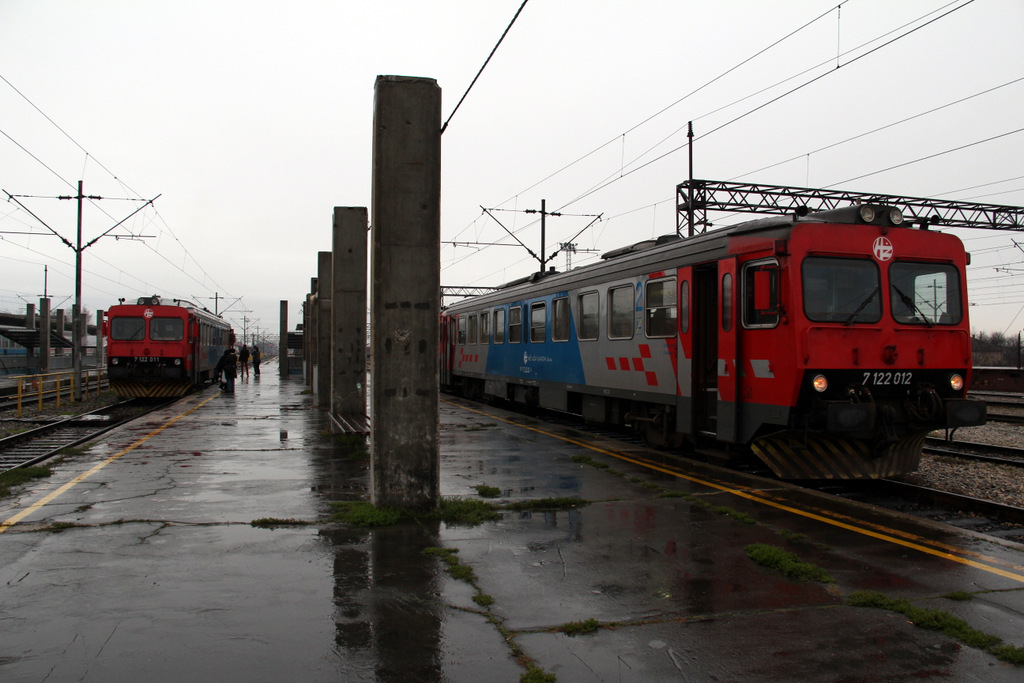 Vinkovcéből négy mellékvonalon is indulnak svéd eredetű motorvonatok, a képen a baloldali szóló megy Vukovár felé<br />(a szerző fotói) 