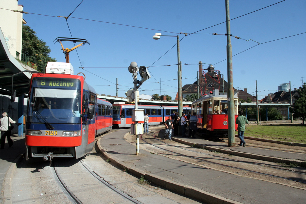 A főpályyaudvar előtti villamosforduló<br>(Tevan Imre fotói)