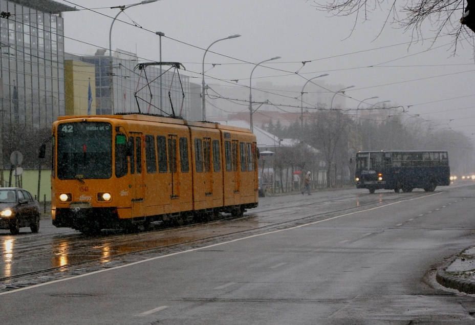 Egy Tewe és egy Ikarus dolgozik a hóesésben, a fővárosban hétfő estig nem okozott nagyobb fennakadást a havazás<br/>(fotó: Arnold Balázs)