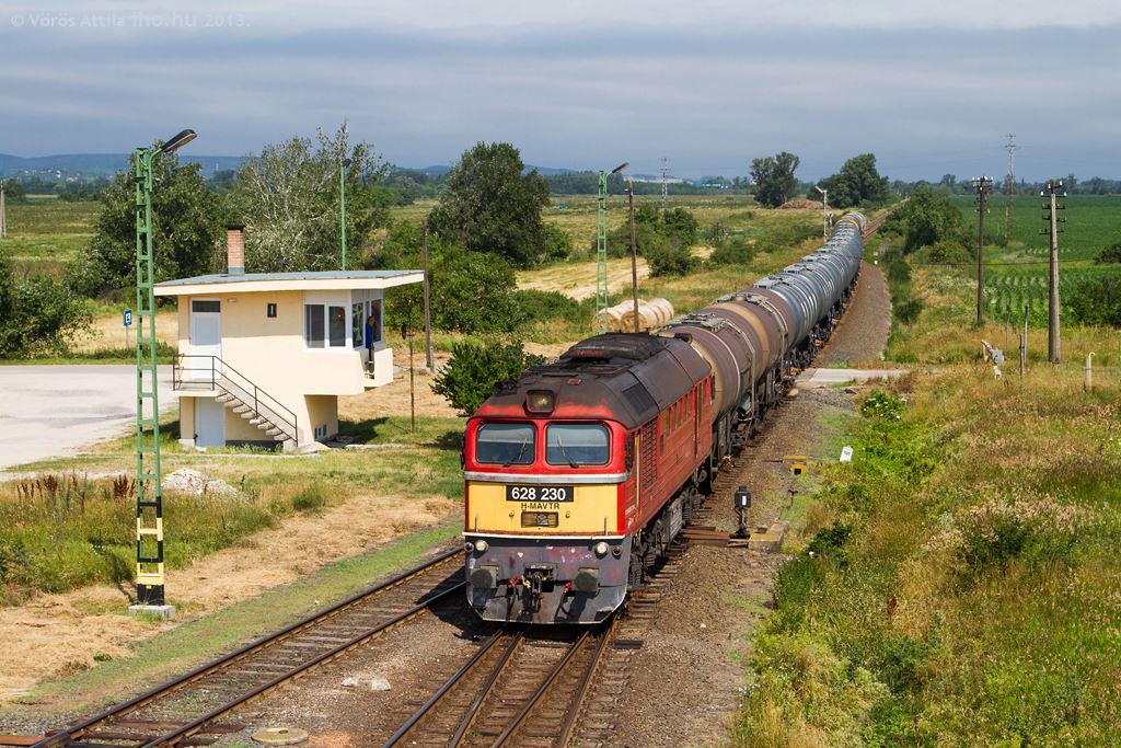 Terelt tehervonat halad Székesfehérvár felé Moha állomáson<br />(fotó: Vörös Attila)