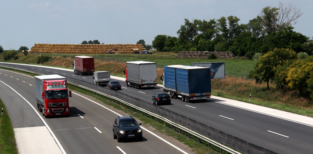 Kamionok az M1-esen. Nem terelődik át a fuvarozás vasútra, de drágábbak lesznek a boltban a termékek