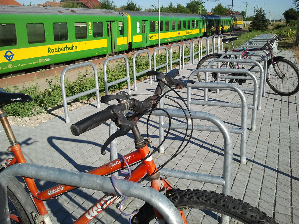 Praktikus parkoló, biztonságos U-lakattal is használható<br>(fotó: GYSEV)