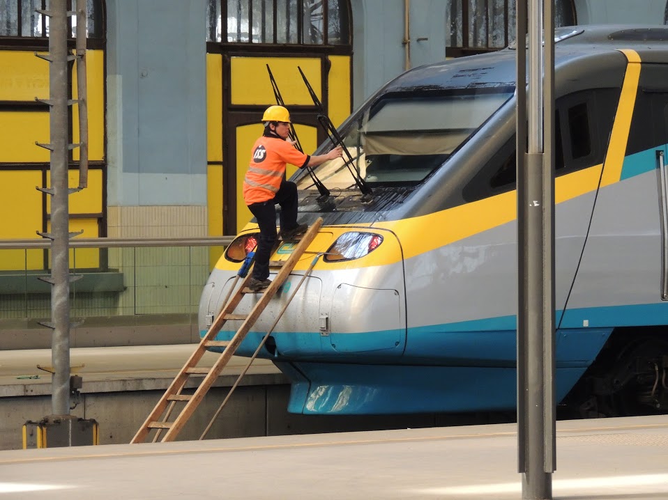 Csak úgy sikálják, hogy csillogjon. Odafigyelnek a tisztaságra, a végállomásokon mindig megtörlik az orrát a Pendolinóknak<br>(fotó: a szerző)