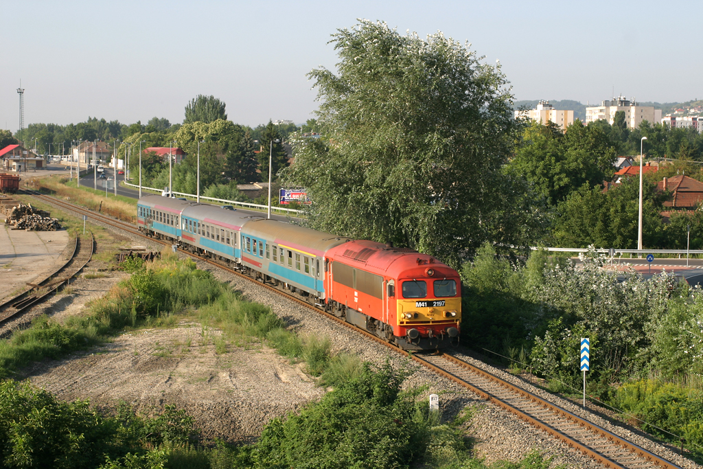 Szekszárdról startol a fővárosba igyekvő expresszvonat 2005 nyarán a szlovén IC-kocsikkal<br>(fotó: Vörös Attila)