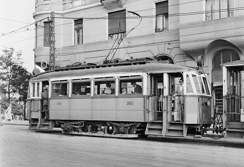 Szintén 1957-ben járunk, a 4-es végállomása még a körtéri hurokban van