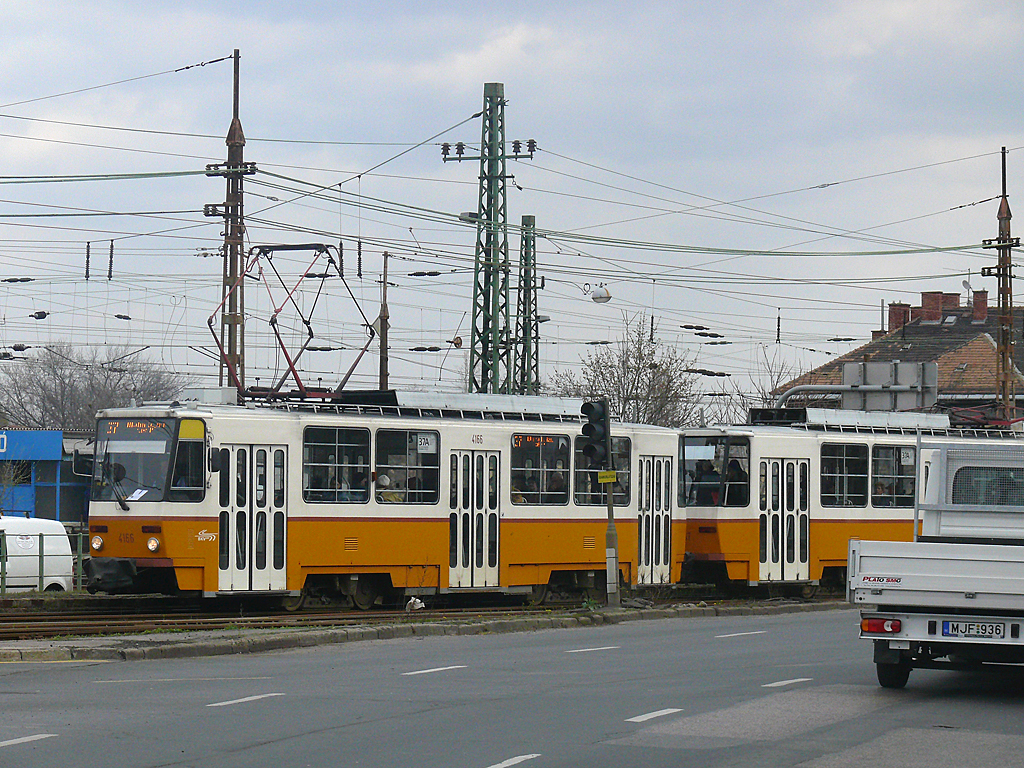 A 37-es villamos élessarki váltóit, keresztezéseit javítják majd<br>(a szerző felvétele)