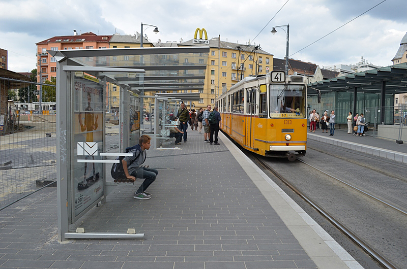 A CityLight evolúciója a Móricz Zsigmond körtéren, konzolosan előrenyúló burkolóelemekkel<br>(forrás: BKK)