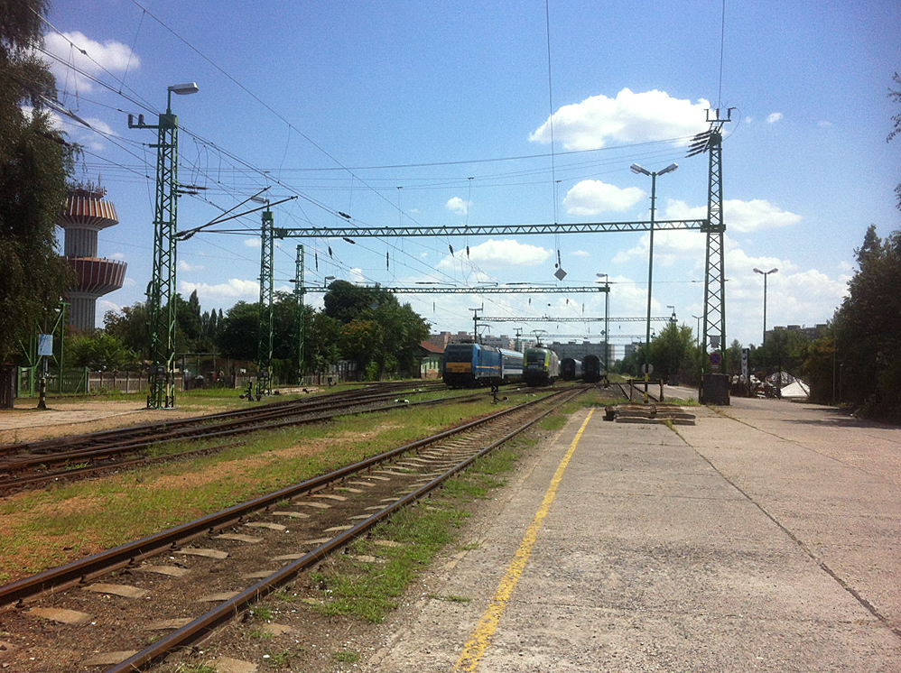 Kijáró intercity a GYSEV nem sokat használt régi pályaudvarán<br>A kére kattintva galéria nyílik<br>(a szerző felvételei)