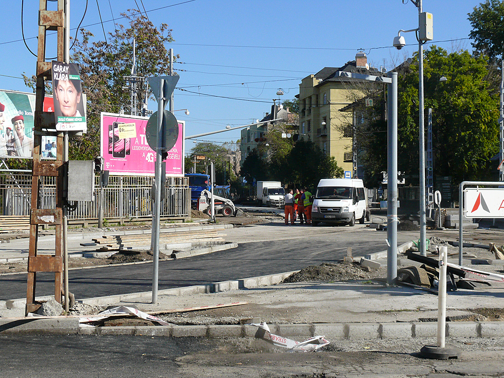 Az Erzsébet királyné útja és a Mexikói út kereszteződésében<br>(fotók: a szerző)