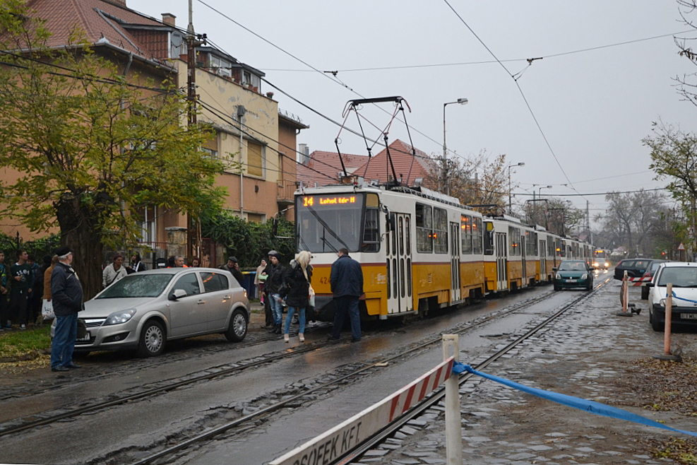 Ötvenhét éves útpálya, harminckilenc éves sínek<br>(Kadocsa Gyula felvétele)