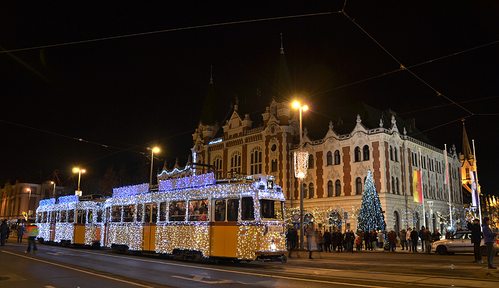 Az újpesti Városháza előtt<br>A képre kattintva galéria nyílik<br>(a szerző felvételei)