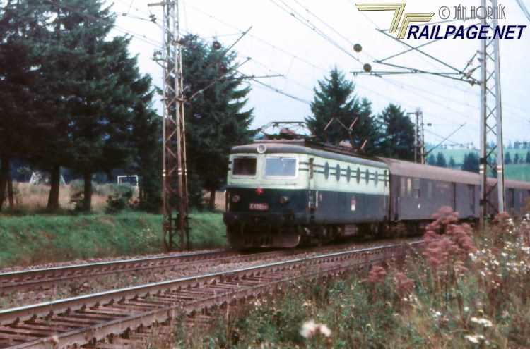 A prototípus E499.0001 még az eredeti csíkokkal 1975-ben Csorba (Štrba) állomás közelében<br>(fotók: railpage.net)