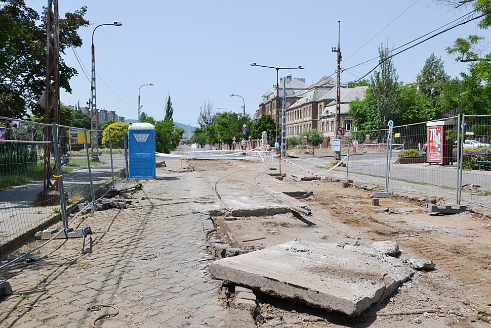 Az SZTK előtti visszafogó bontása<br>A képre kattintva galéria nyílik<br>(a szerző felvételei)