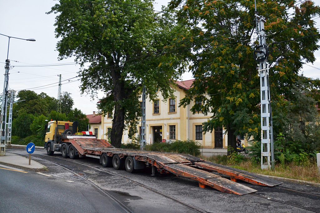 Várakozó tréler Rákospalota-Újpestnél, a rakomány még dolgozik