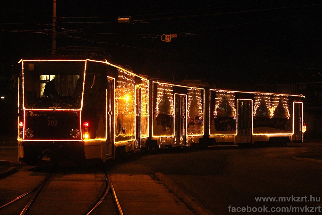 Miskolc 2015-ös adventi villamosa lélegzetelállítóan hangulatos lett! A képre kattintva galéria nyílik.<br>(fotók: Fazekas Böbe és az MVK Zrt. Facebook-oldala)