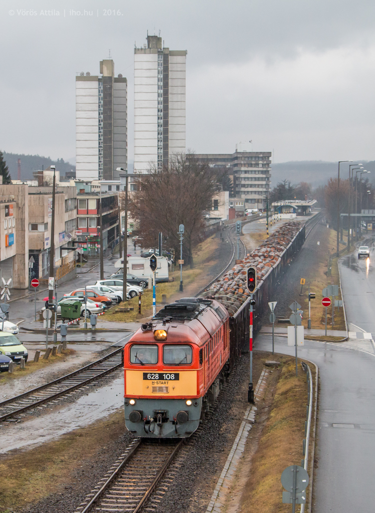 Salgótarján belvárosán húz keresztül a Szergej egy fél favonattal