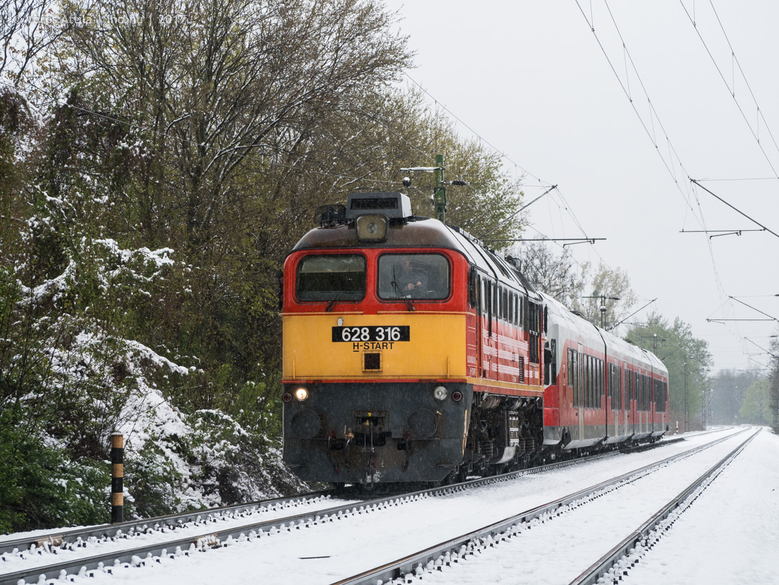 A 316-os remot segélyezi a reggel óta Gödöllő bejárati jelzője előtt veszteglő Flirtöt (fotó: Vörös Attila)