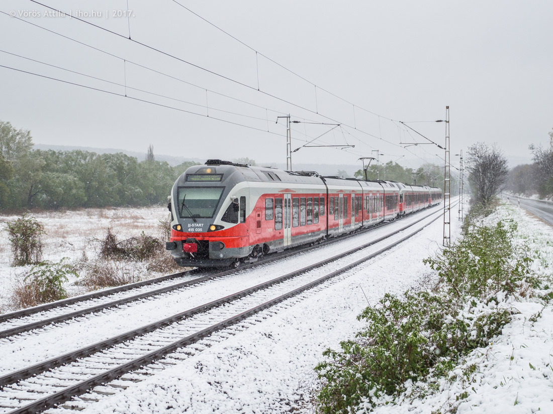 Flirt Pécel és Isaszeg között, az utóbbi jelenleg a végállomása a 80a személyvonatainak (fotó: Vörös Attila)