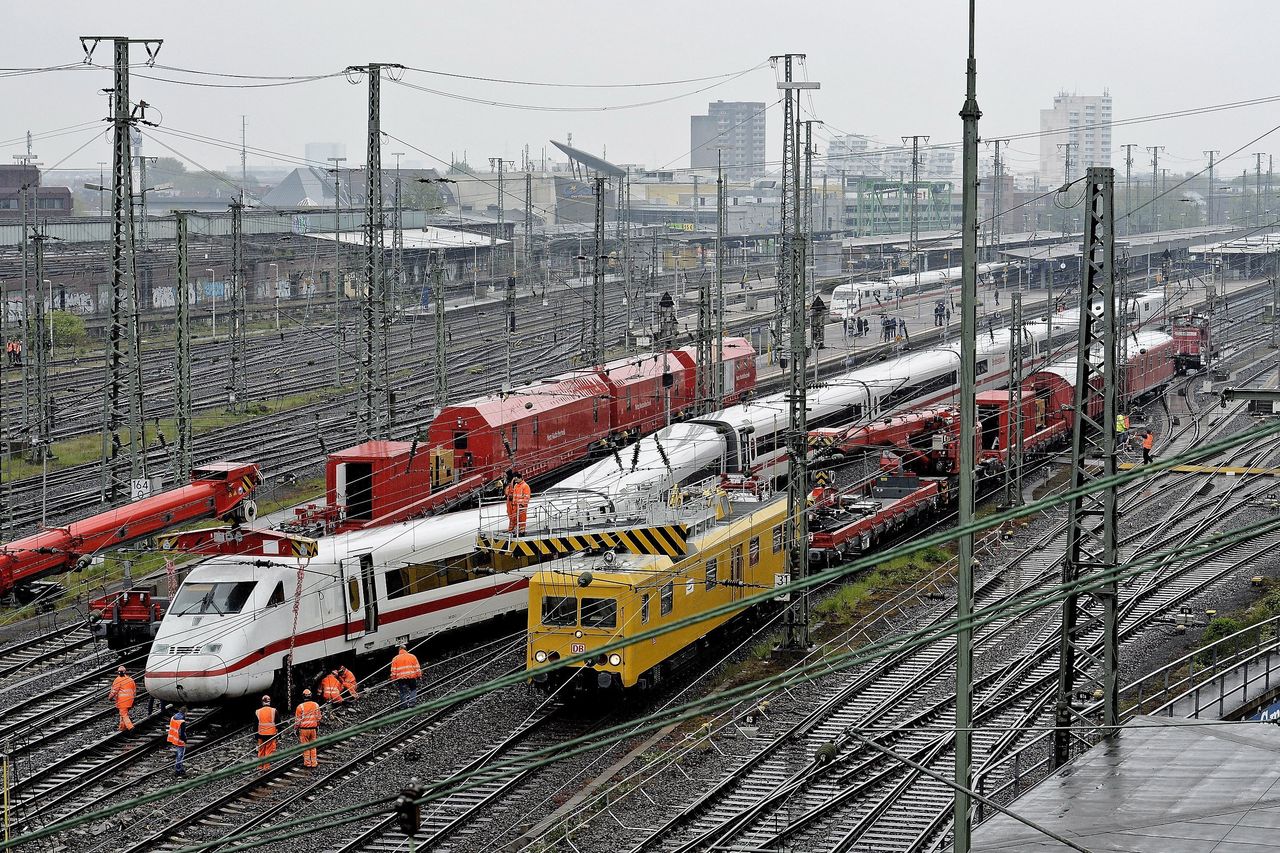 A DB InterCityExpresse a dortmundi főpályaudvar előtt nem sokkal szaladt le a sínpárról. A képre kattintva galéria nyílik (fotók: Daily Mail)