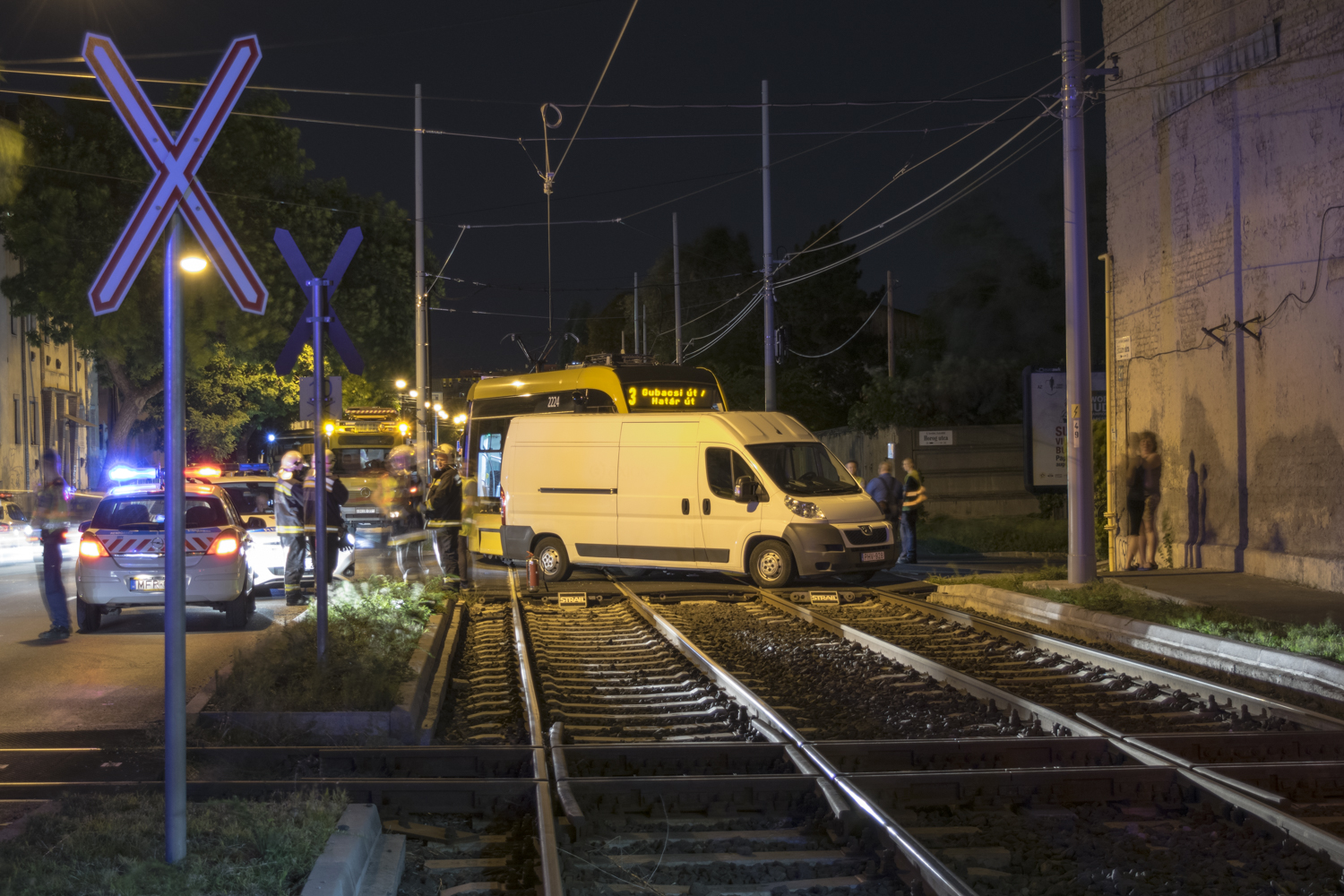 Keresztben áll a furgon a Horog utcai átjáróban, miután nekiütközött egy 3-as villamos<br>(fotó: iho.hu)<br>A képre kattintva galéria nyílik!