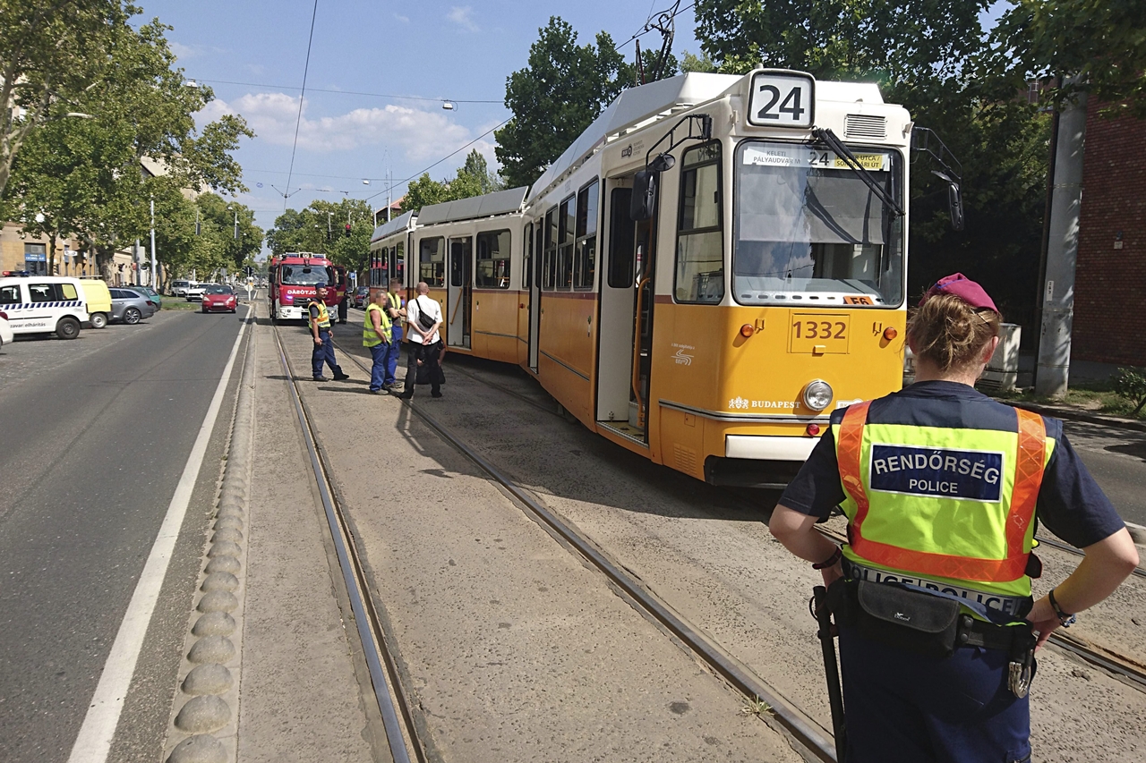 Kisiklott egy 24-es villamosként közlekedő ipari csuklós a Haller utcánál (fotók: MTI/Mihádák Zoltán)