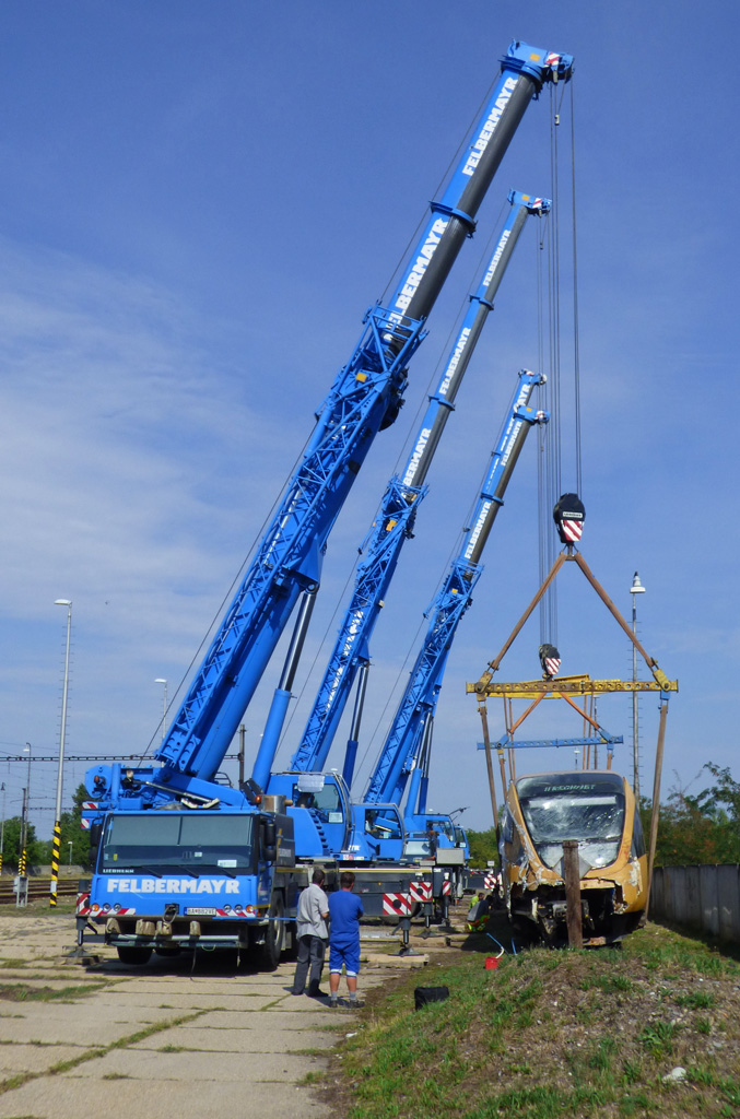 Révkomáromból Németországba vitték javításra a RegioJet összetört Talentjét. A képre kattintva galéria nyílik (fotók: railtrains.sk)