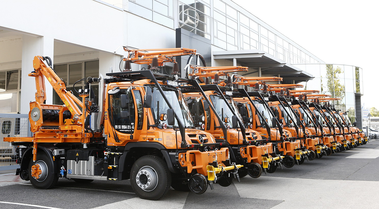 A kilenc Unimog. Felszereltségük eltérő, például hideg áramszedője hetüknek van. A képre kattintva galéria nyílik (fotó: Pappas Autó)