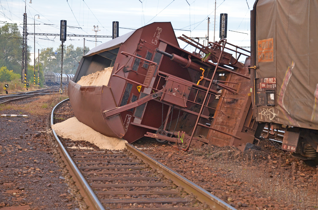 Egy tehervonat három kocsija borult fel ismeretlen okból a szlovákiai Jókúton (Kúty). A képre kattintva galéria nyílik (fotók: railtrains.sk)