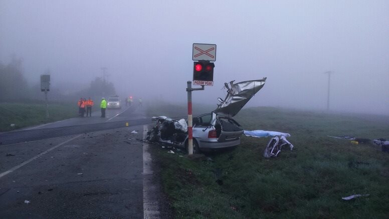 Csúnyán összetört a Škoda, nem hiába figyelmeztetnek, hogy az átjáróban mindig a vonat győz<br>(fotó: ŽSR)