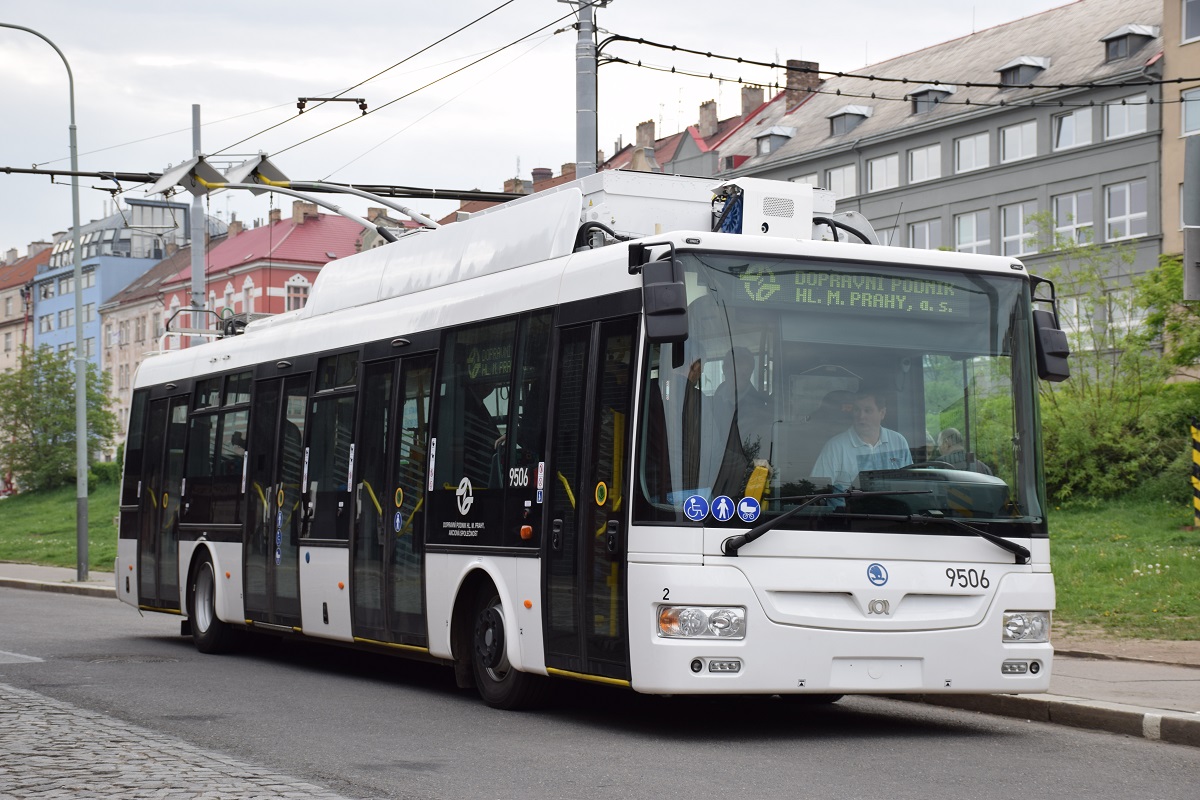 A Škoda–SOR 30Tr típusú dinamikus töltésű trolibusz Palmovka végállomáson (fotó: DPP)