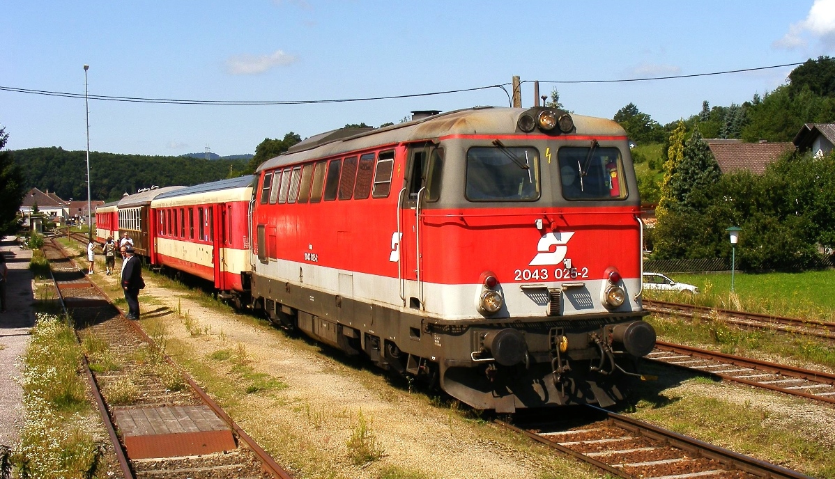 Erlebniszug a Sarmingstein-Krems an der Donau szakasz Pressenbeug állomásán 2009-ben. Akkoriban is már csak hétvégente közlekedett egy-egy pár élményvonat errefelé, manapság már nincs forgalom