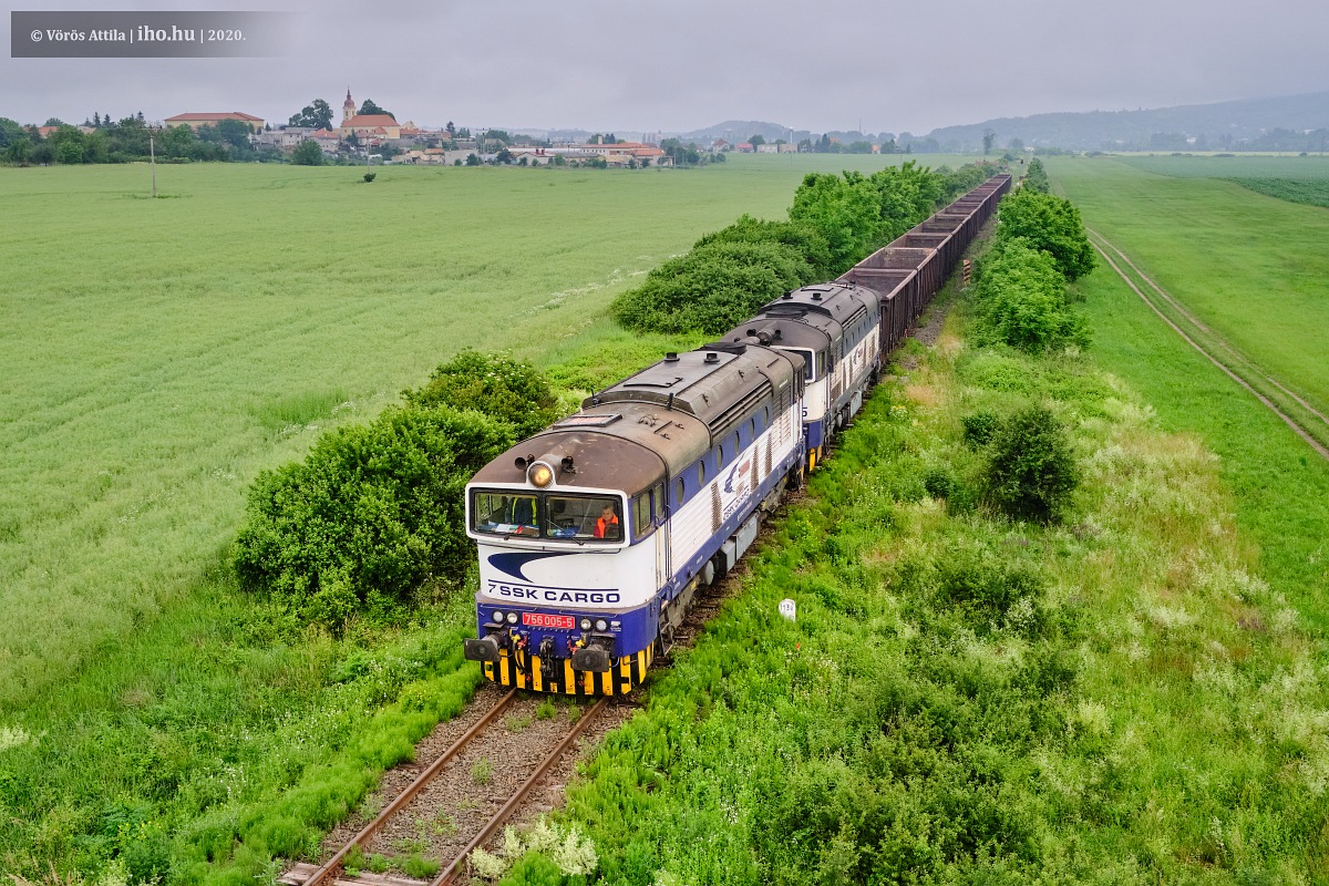 A ZSSK Cargo két Búvárja húzza Fülekről Somoskőújfalura az üres favonatot Bénánál