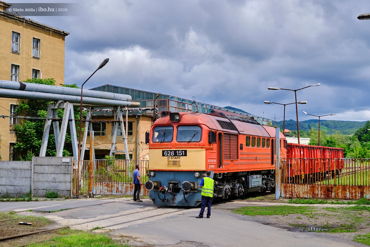 A 151-es Szergej a megszűnt acélgyár kapujában. Már csak az Alcufer vastelepnek van forgalma... Rég járt erre Szergej utoljára!