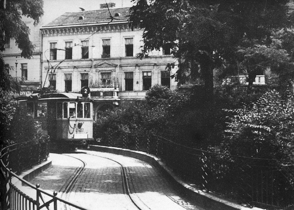 A Klauzál téren kanyarodó 2-es villamos a két háború közti időszakban (forrás: A főváros tömegközlekedésének másfél évszázada, BKV 1987)