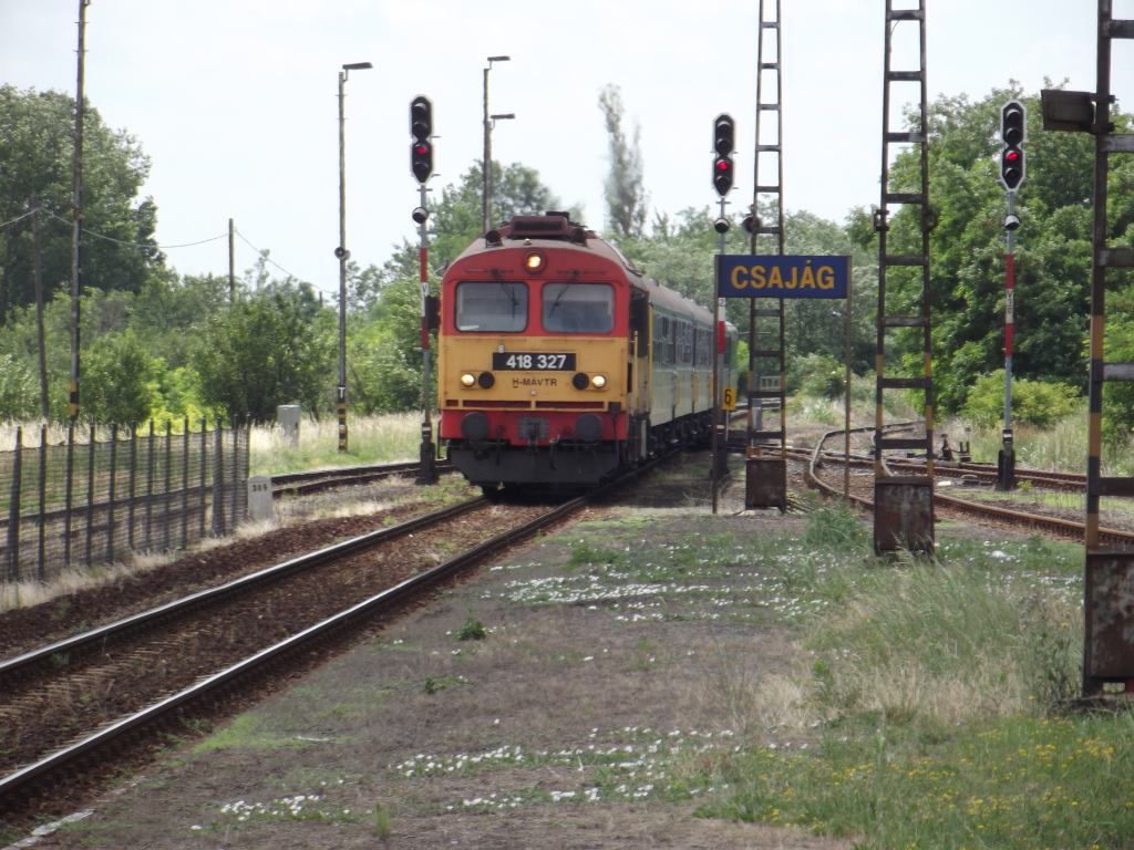 Csörgős személyvonat érkezik Csajág állomásra