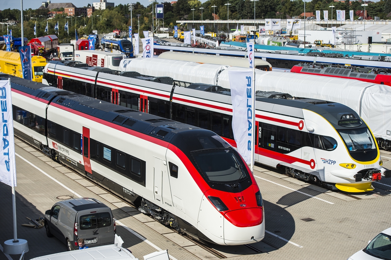 Az SBB-nek készülő nag1ysebességű EC250 Giruno-motorvonatok demóverzióját nagy érdeklődés kíséri (fotó: InnoTrans)