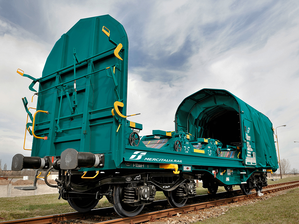 Kétszázötven teherkocsit vásárol a Mercitalia, továbbá a TX Logistikkal együtt százhuszonöt Bombardier Traxx villamos mozdonyt is beszerez (forrás: Railway Gazette)