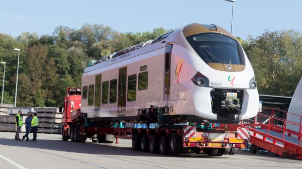 A 83501-es pályaszámú motorvonatot a napokban rakják hajóra Le Havre-ban, hogy rendeltetési helyére, Dakarba utazzon (fotók: IRJ)